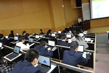 環境数物科学科 数理科学・地球環境学コース 橋爪 惠 助教が秋田県立大曲農業高等学校にてデータサイエンス特別授業「データ可視化! データサイエンスで視る科学の世界」を実施しました。